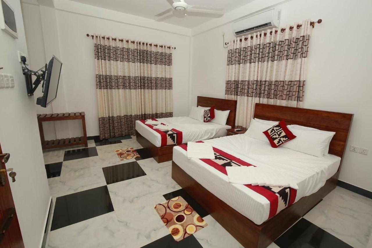 Hotel River Front Тисамахарама Екстериор снимка