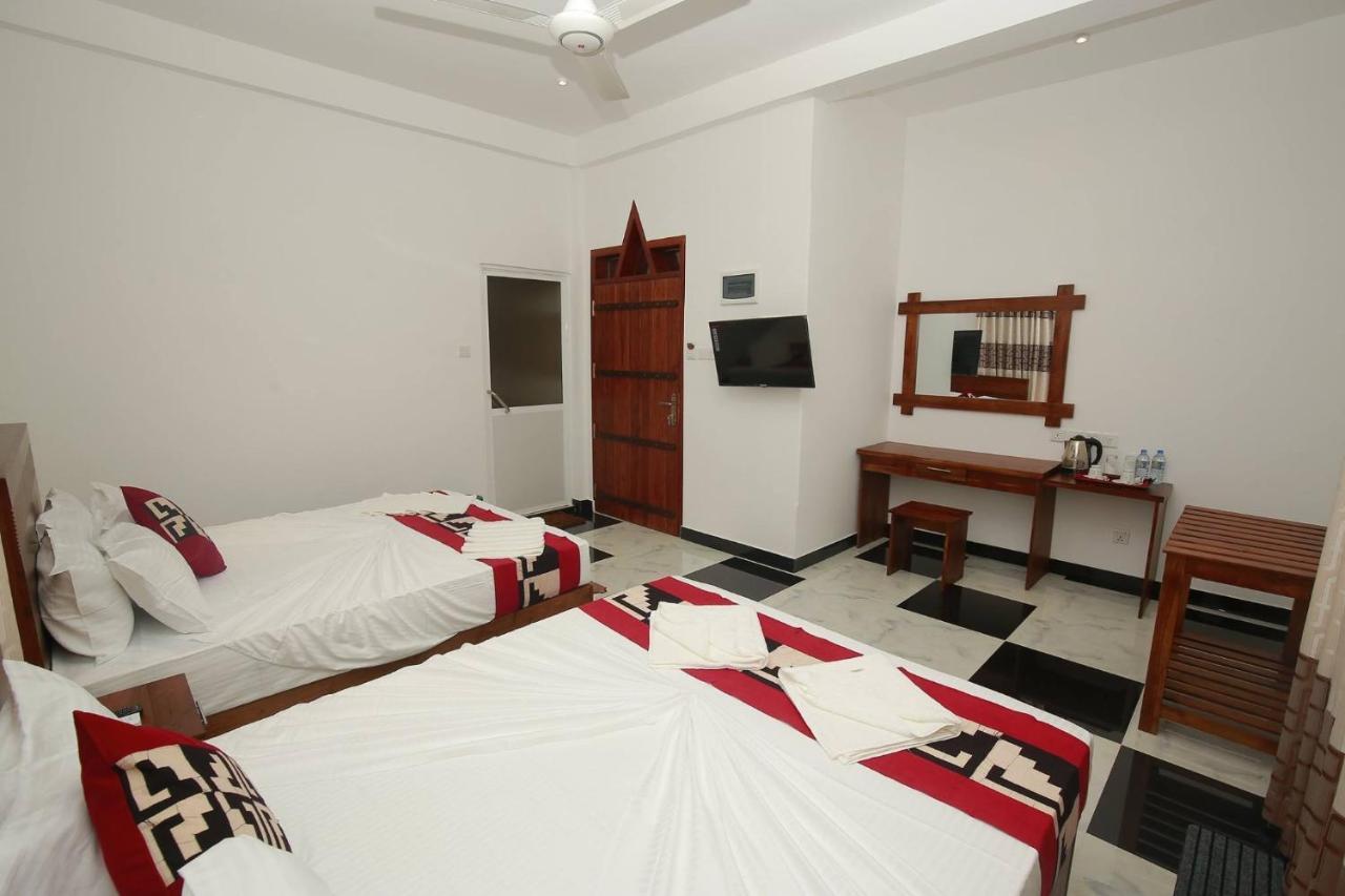 Hotel River Front Тисамахарама Екстериор снимка