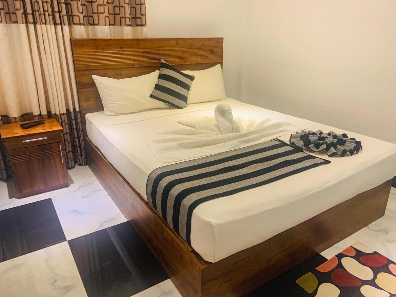 Hotel River Front Тисамахарама Екстериор снимка