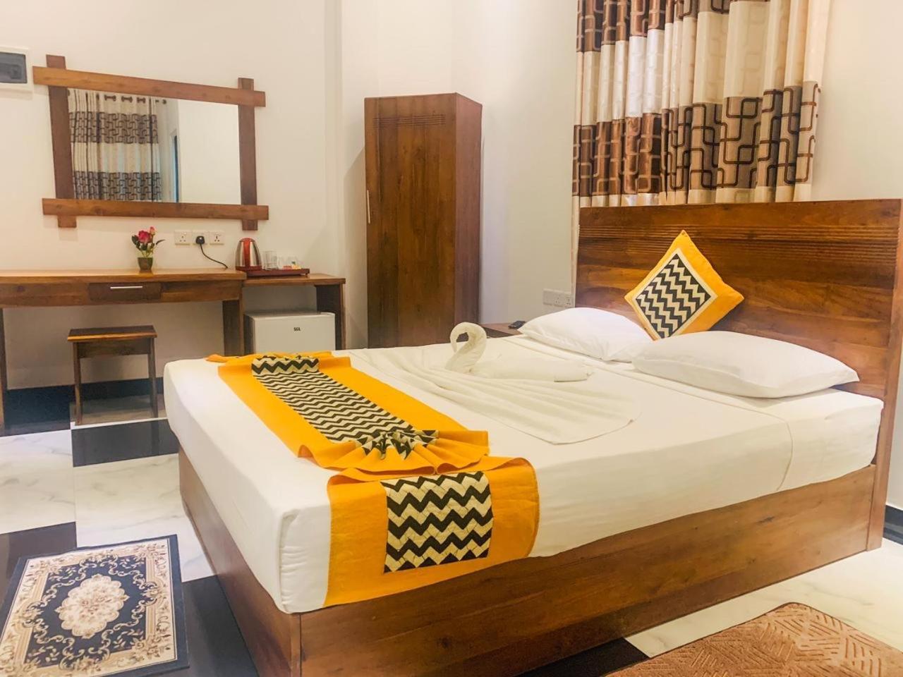 Hotel River Front Тисамахарама Екстериор снимка