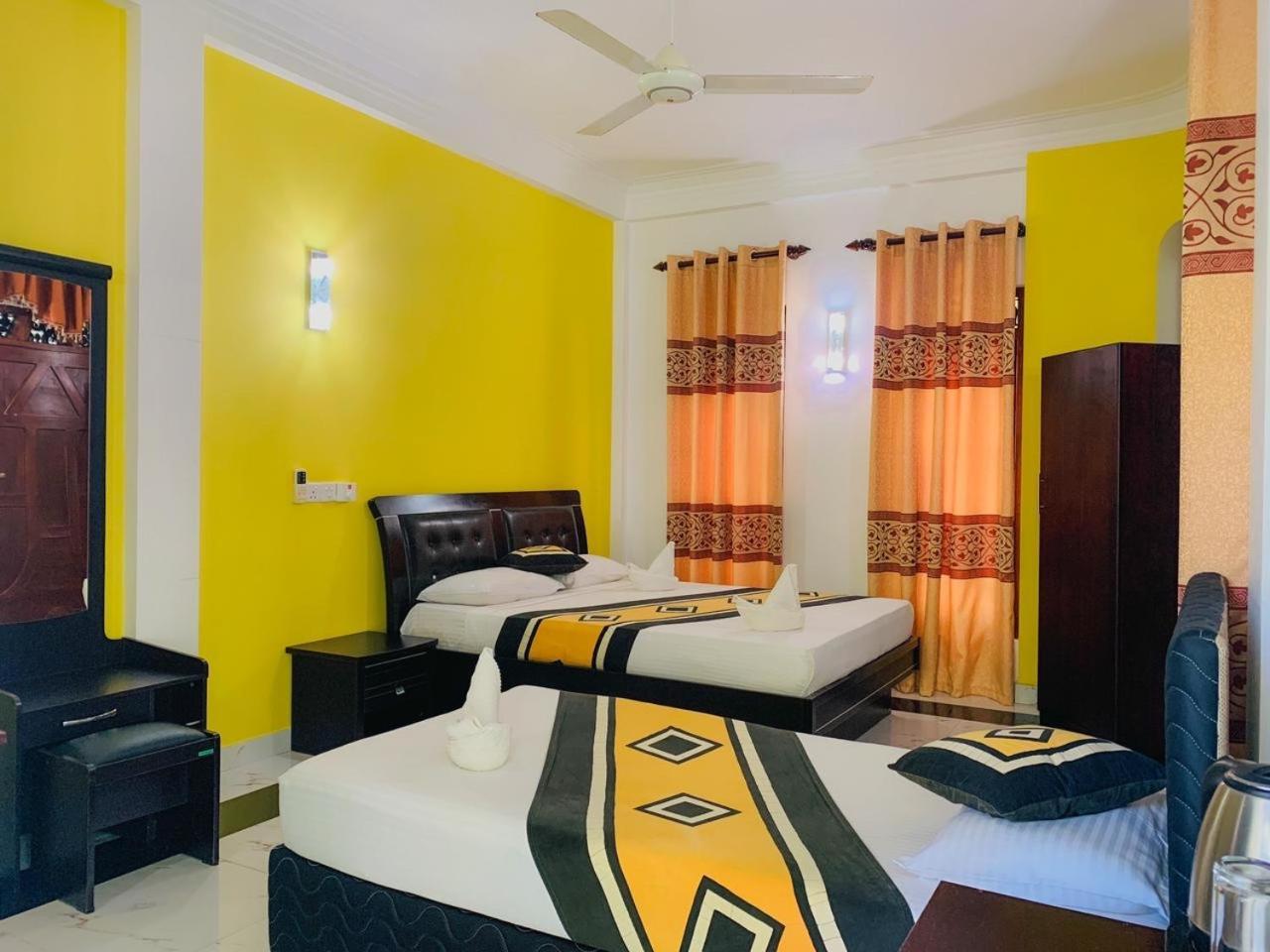 Hotel River Front Тисамахарама Екстериор снимка