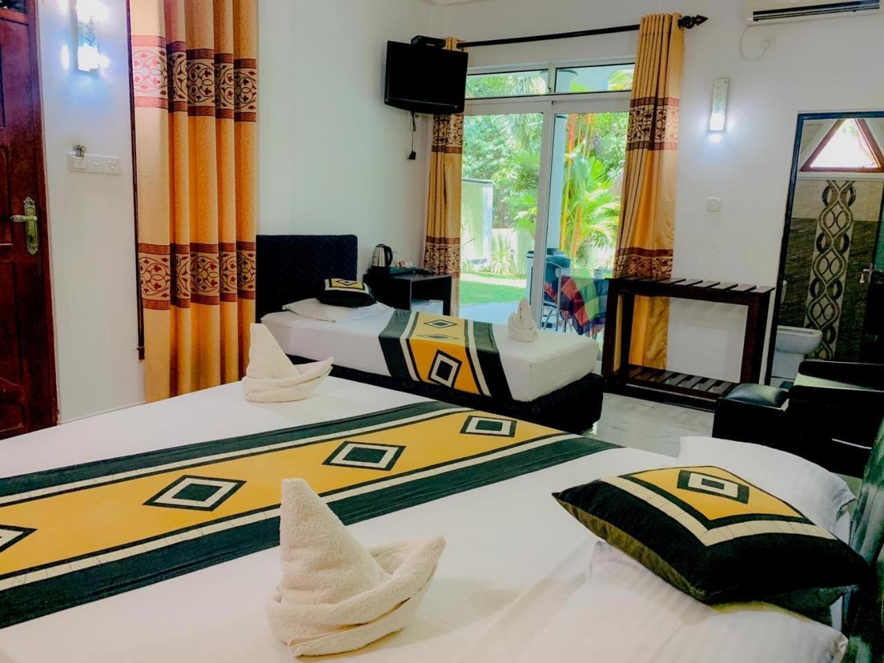 Hotel River Front Тисамахарама Екстериор снимка