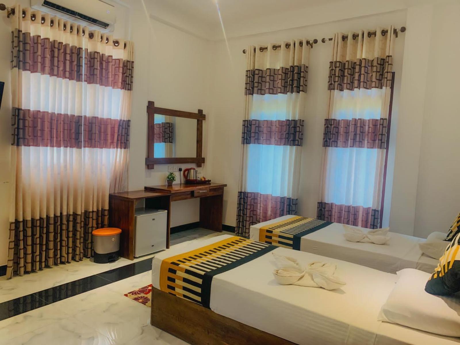 Hotel River Front Тисамахарама Екстериор снимка