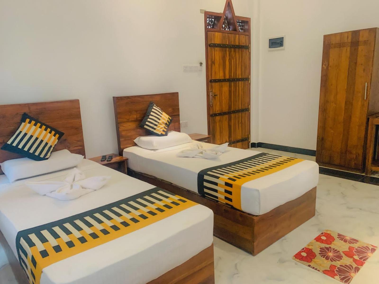 Hotel River Front Тисамахарама Екстериор снимка