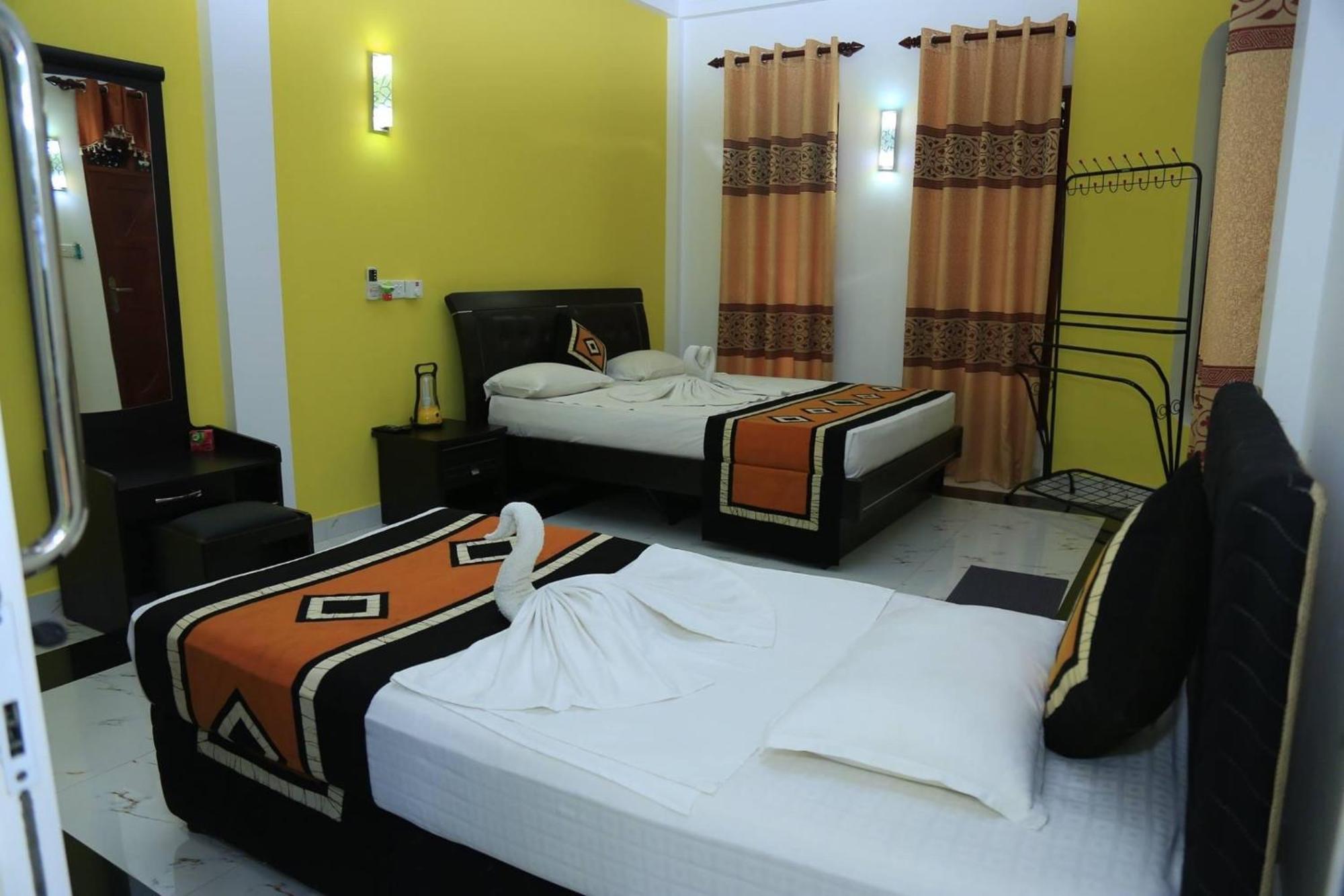 Hotel River Front Тисамахарама Екстериор снимка