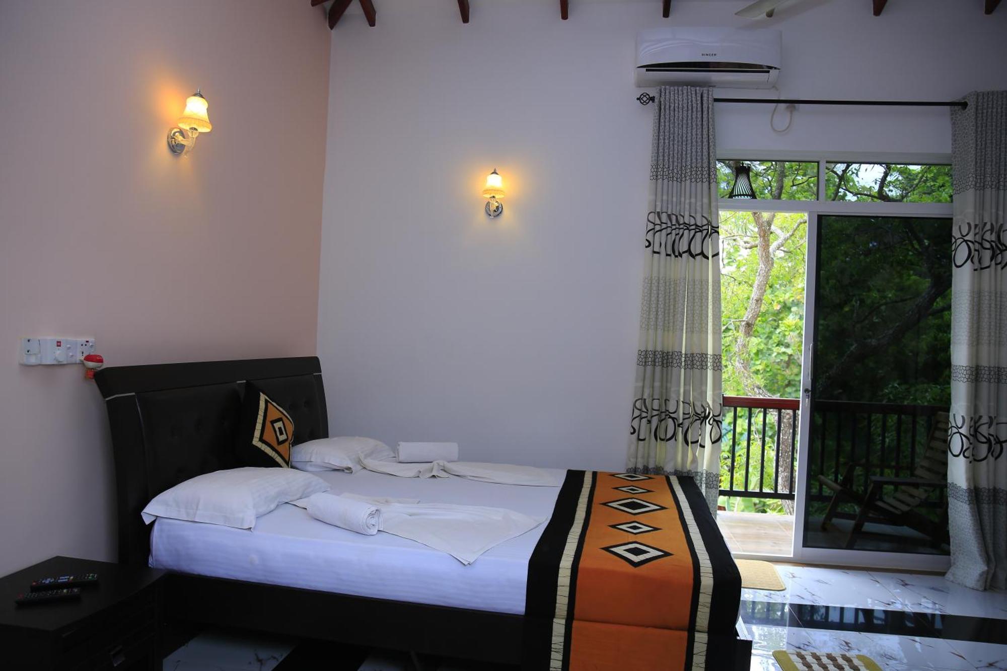 Hotel River Front Тисамахарама Екстериор снимка
