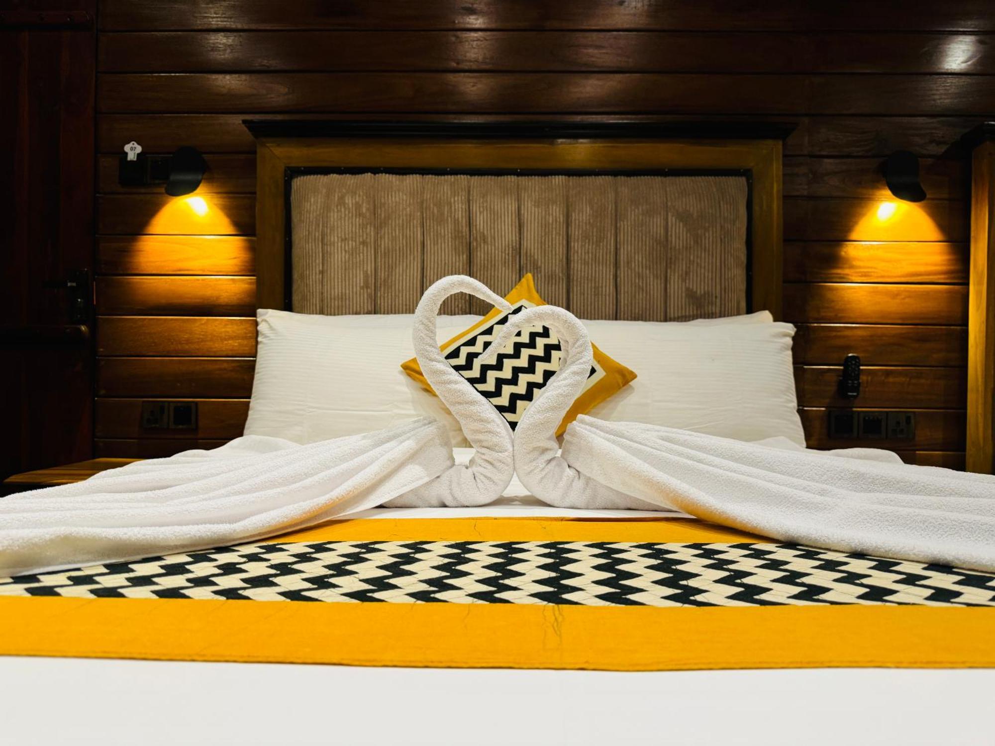 Hotel River Front Тисамахарама Екстериор снимка