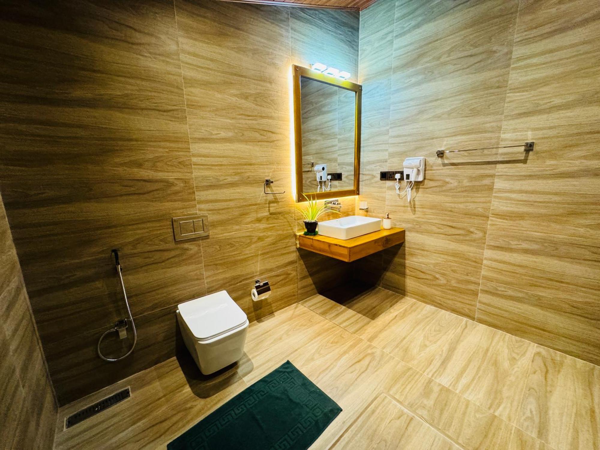 Hotel River Front Тисамахарама Екстериор снимка