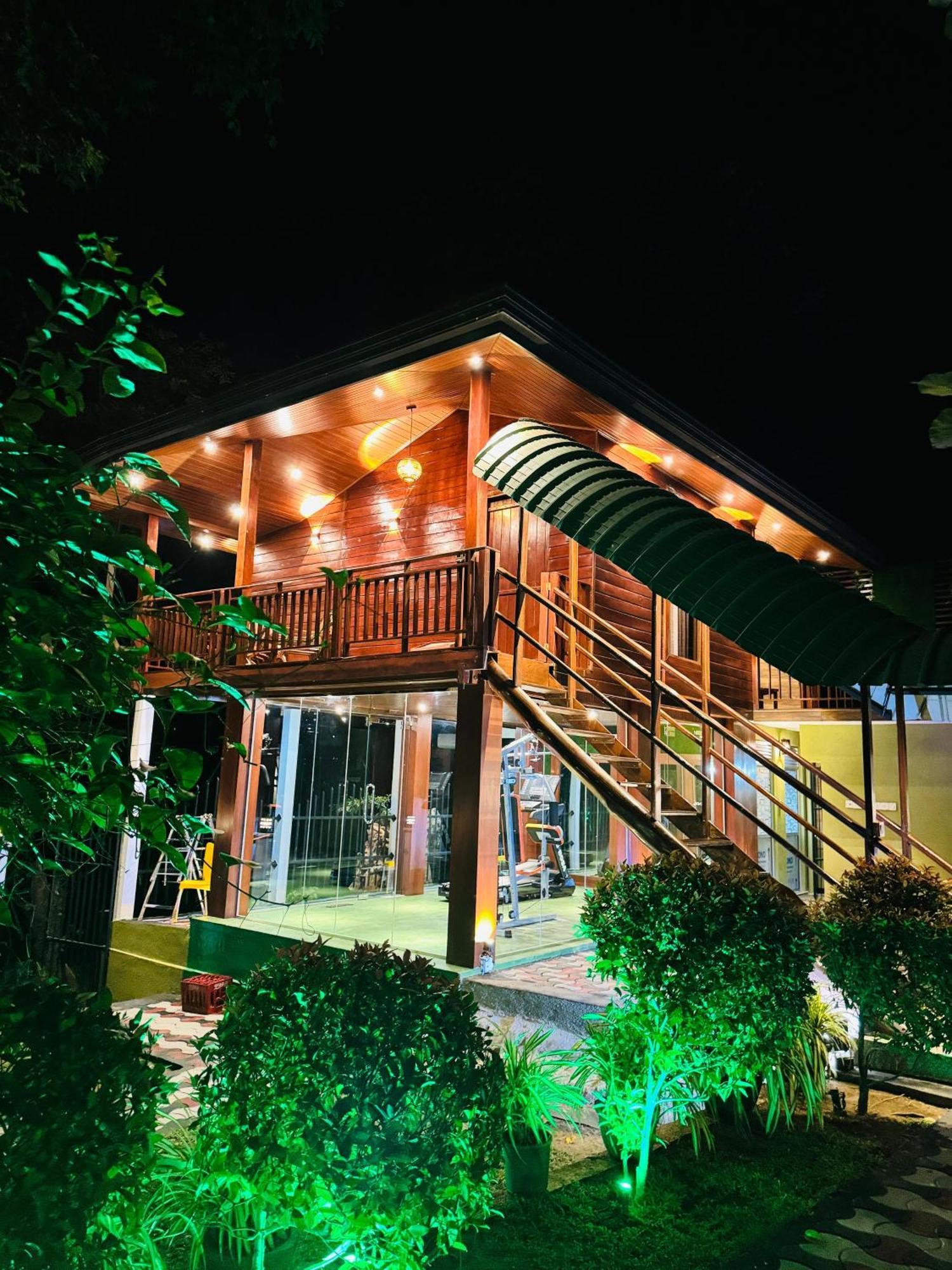 Hotel River Front Тисамахарама Екстериор снимка