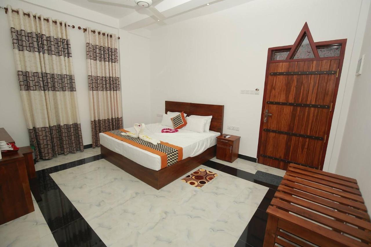 Hotel River Front Тисамахарама Екстериор снимка
