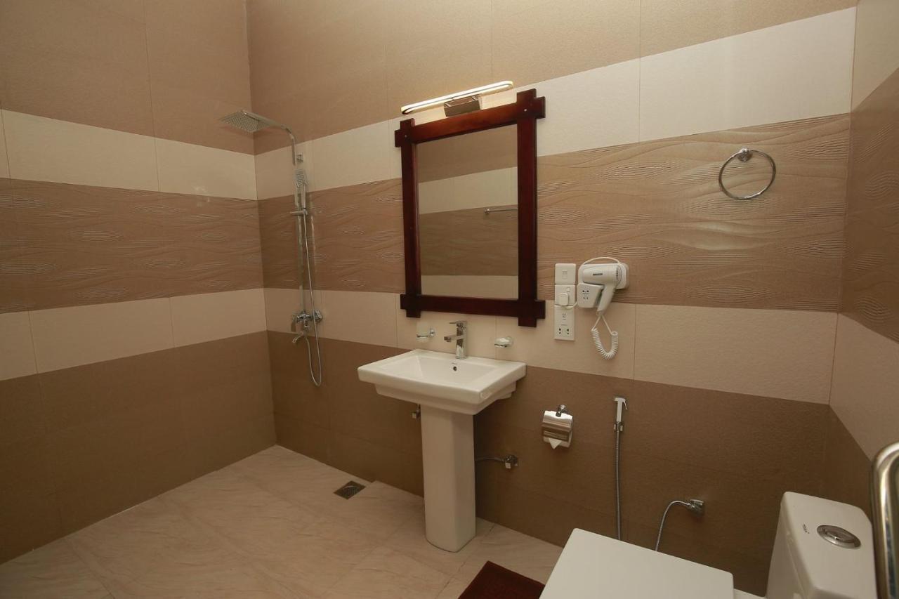 Hotel River Front Тисамахарама Екстериор снимка